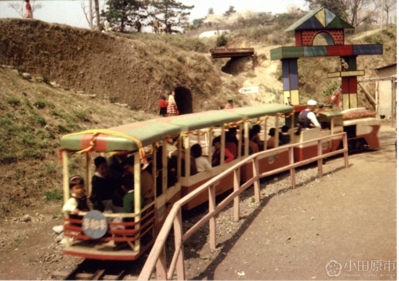 小田原城とその周辺 (1985年) 昭和時代の城址公園の豆電車 [昭和に蘇った小田原城と公園
