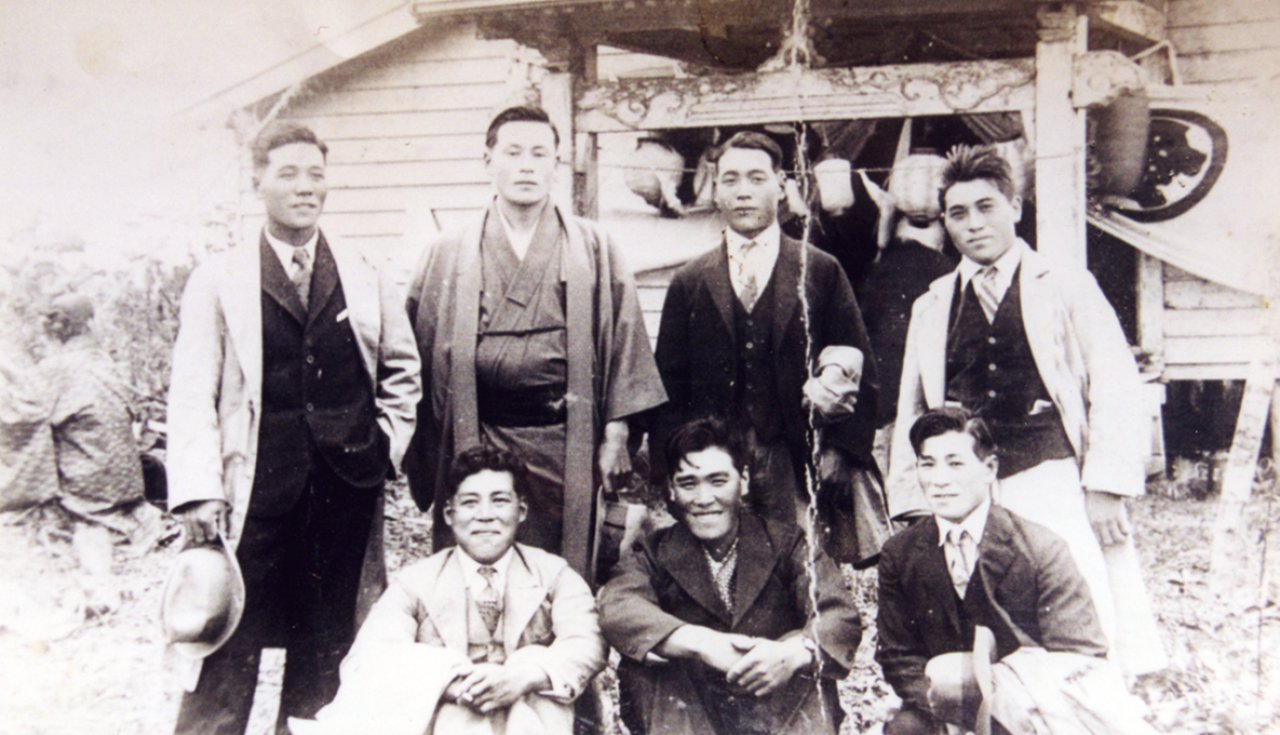金毘羅神社前で記念撮影（大正末から昭和初期の青年団員） [多楽島の